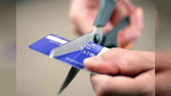 Kredi kartını makasla kesmek riskli! Yeni nesil kartlarda gizli tehlike