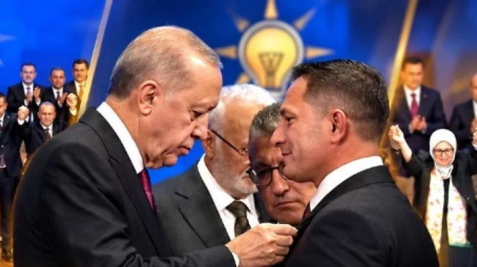 Üç partiden 9 başkan aynı anda AKP’ye geçti! Rozetleri Erdoğan taktı