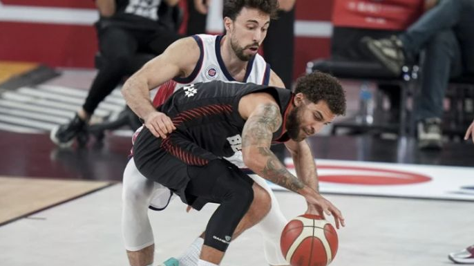 Çekişmeli derbide galip belli oldu! Zirvedeki yerini korudu