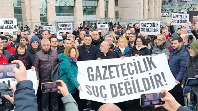 Gazeteciler 10 ilde sokağa çıkıyor! Özgür Özel İzmir’de yürüyüşe katılıyor