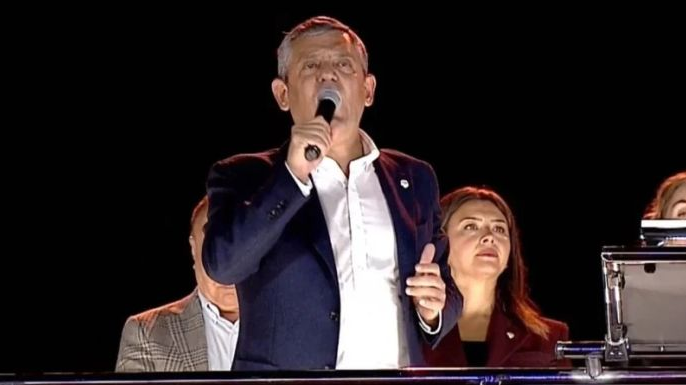 Özgür Özel kayyuma meydan okudu! Halk TV önünde tarihi dayanışma