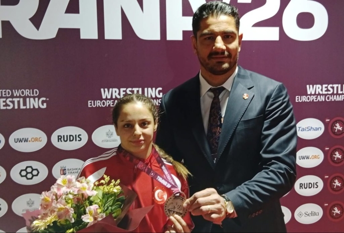 Milli güreşçi Tuba Demir\