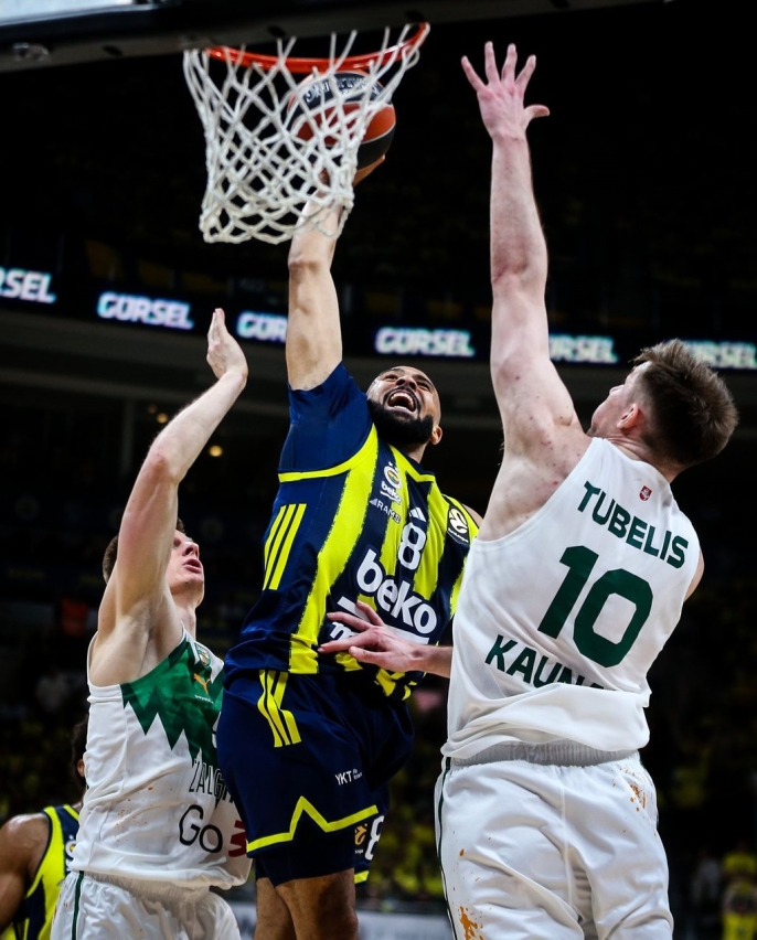 Play-off baskısı: Horton-Tucker, \