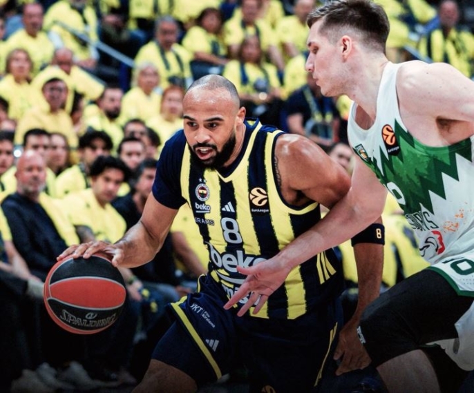 Play-off baskısı: Horton-Tucker, \