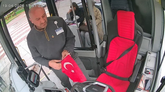 Şoförden Duygusal Hareket: Türk Bayrağı Yere Düşünce Otobüs Durdu 1
