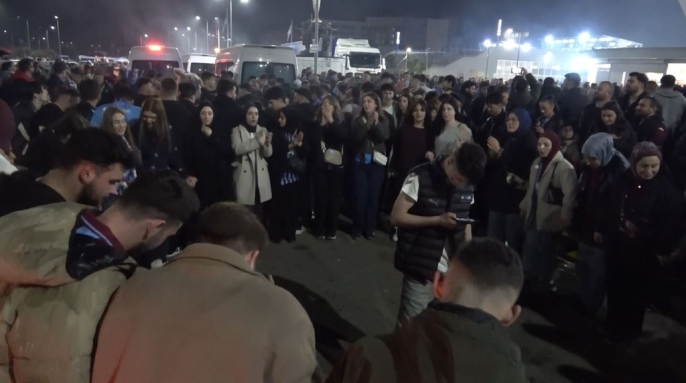 Trabzonsporlu taraftarlar, Galatasaray galibiyetini coşkuyla kutladı 1
