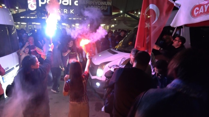 Trabzonsporlu taraftarlar, Galatasaray galibiyetini coşkuyla kutladı 2