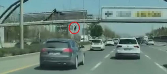Üst geçitten düşen afişçi, otomobilin altında kalarak feci şekilde can verdi 1