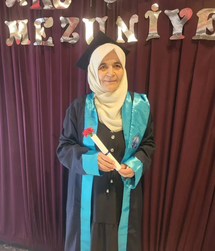 65 yaşında hayalini kurduğu diplomayı aldı: Şerife Yeşilyurt\
