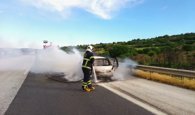 Gaziantep otoyolunda otomobil küle döndü: Sürücü canını son anda kurtardı 1