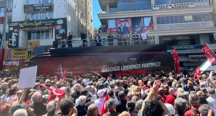 Mahkeme kararıyla görevden alınan Özgür Özel\