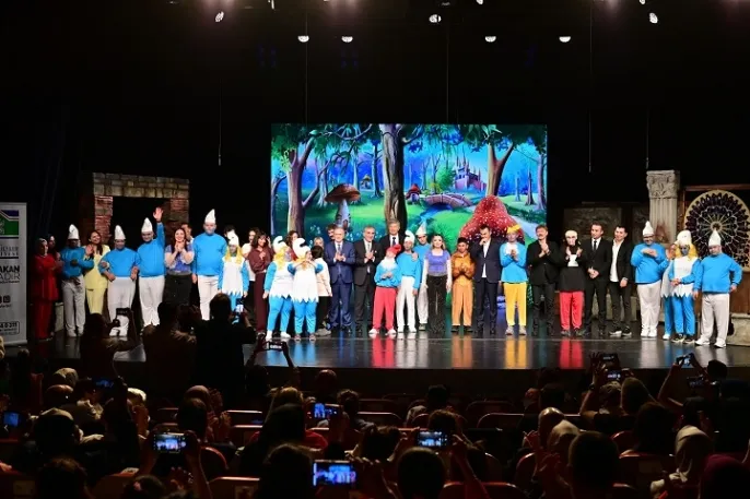 Şirinler sahnesinde engelsiz bir alkış tufanı: Bahçelievler Belediyesi\
