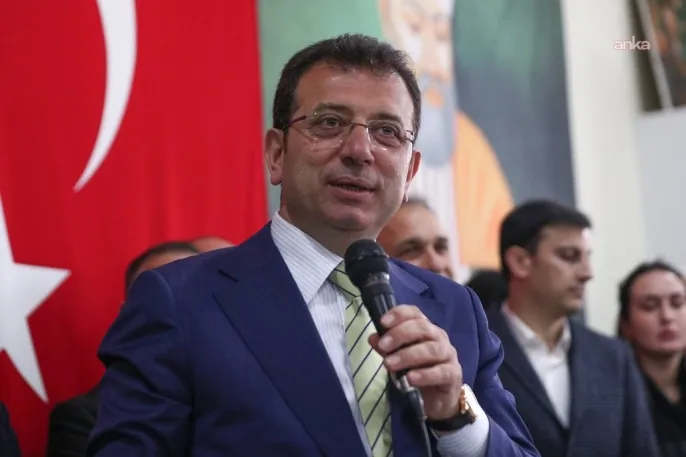 Ekrem İmamoğlu, milli maçı izlerken \