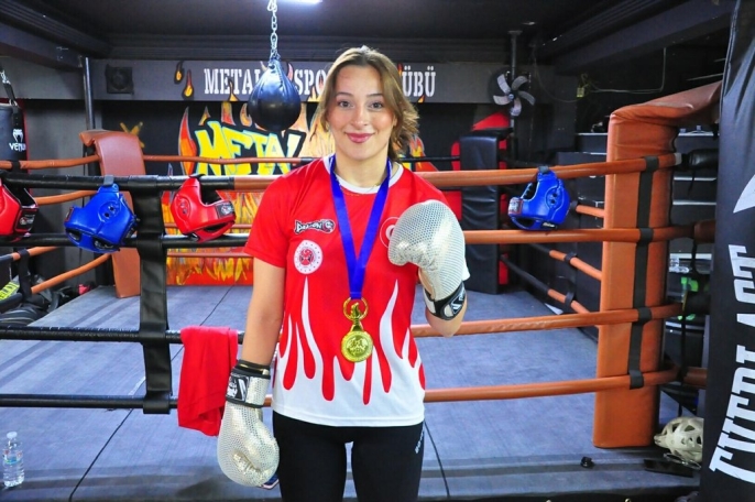 Cemile Aykoç, muay thai dünya şampiyonu oldu 1