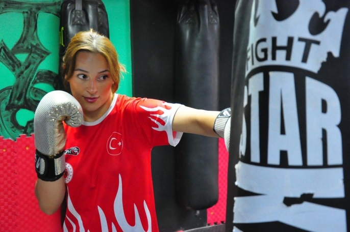 Cemile Aykoç, muay thai dünya şampiyonu oldu 2