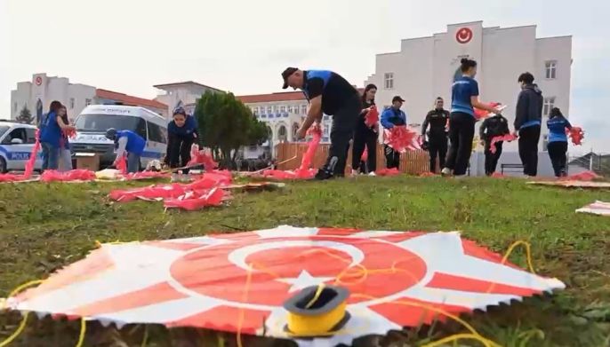 Cumhuriyetin 103. yılında 103 uçurtma gökyüzünde 1
