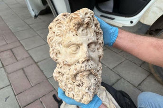 Roma dönemine ait 2 bin yıllık Zeus heykel başı bulundu 1