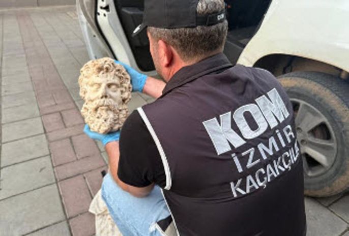 Roma dönemine ait 2 bin yıllık Zeus heykel başı bulundu 2