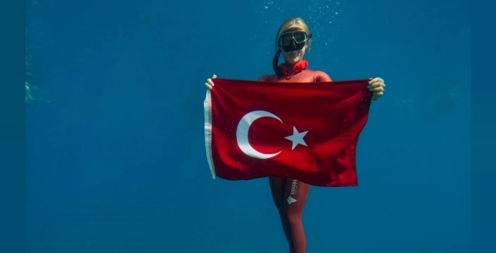 Şahika Ercümen, Kaş'ta zafer anı dalışı gerçekleştirdi
