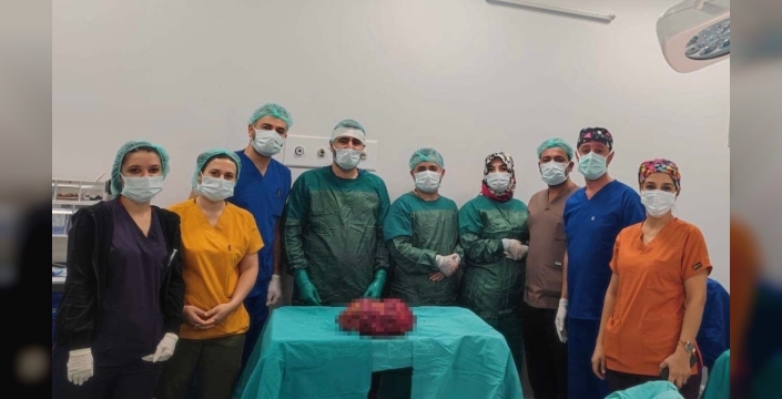 6 kilo böbrek ameliyatla alındı: hasta yeniden doğmuş gibi hissediyor