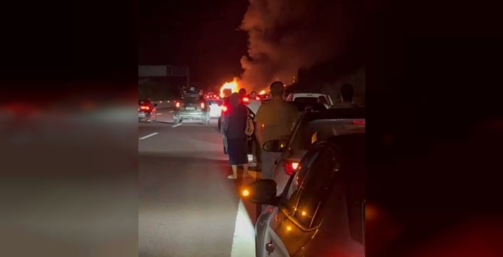Altınova'da TIR yangını: Kullanılamaz hale geldi