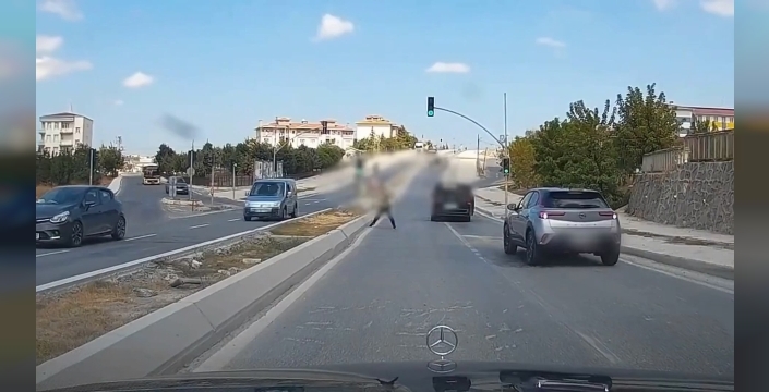 Arnavutköy'de trafik kavgası: Minibüs şoförü cip sürücüsüne taş attı