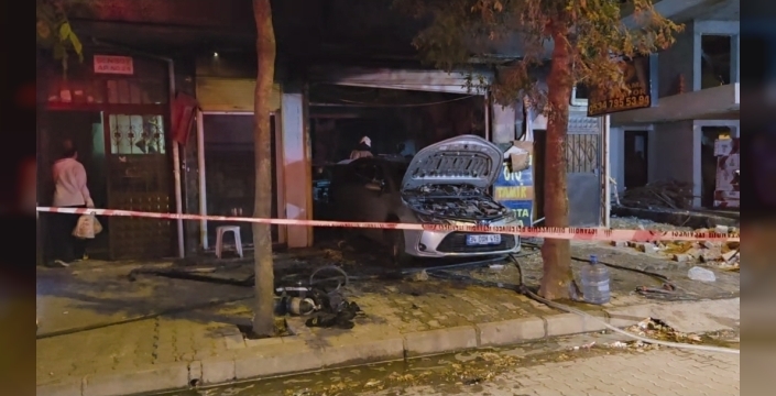 Bahçelievler'deki oto tamirhanesinde yangın: Kaynak makinesi patladı, 2 araç hasar gördü