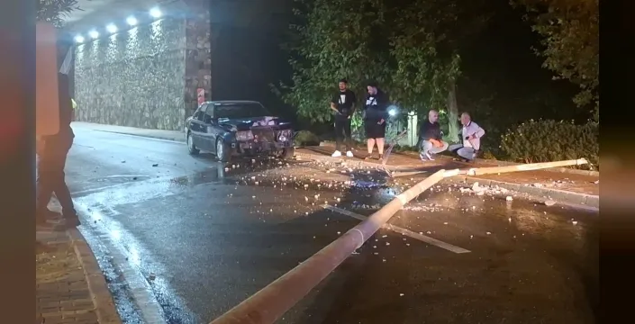 Bursa'da otomobil aydınlatma direğine çarptı: Sürücü kaçtı