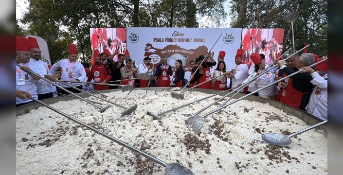 Edirne'de dev tencerede 6 ton pilav pişirildi: Vatandaşlara ikram edildi