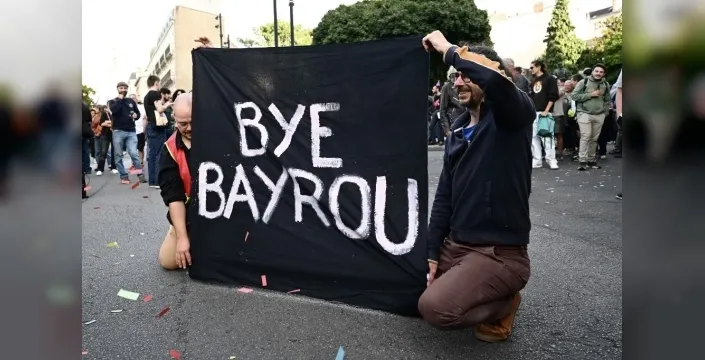 Fransa'da hükümet krizi: Macron beşinci başbakanı arayacak