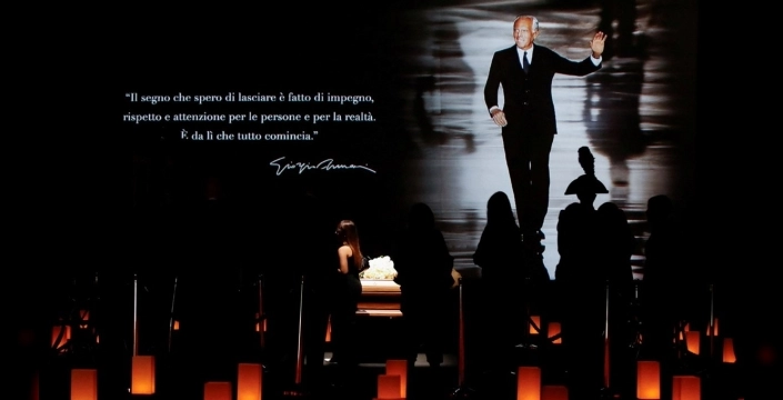 Giorgio Armani vefat etti: Milano'da binlerce kişi ünlü modacıya veda etti