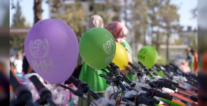 İHH, depremzede çocuklara 1000 bisiklet hediye etti