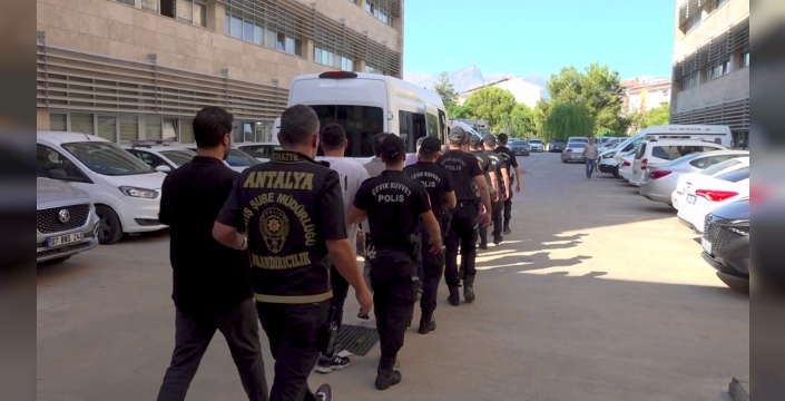 İzmir'de 96 yaşındaki Reşat Ö.'nün 730 milyon liralık mal varlığını dolandırmaya çalışan 10 şüpheliden 7'si tutuklandı