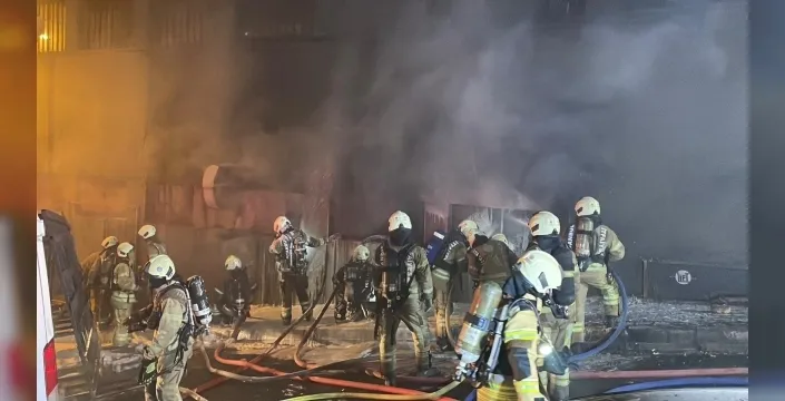 Kağıthane'de matbaa deposunda yangın: 1 buçuk saatte söndürüldü