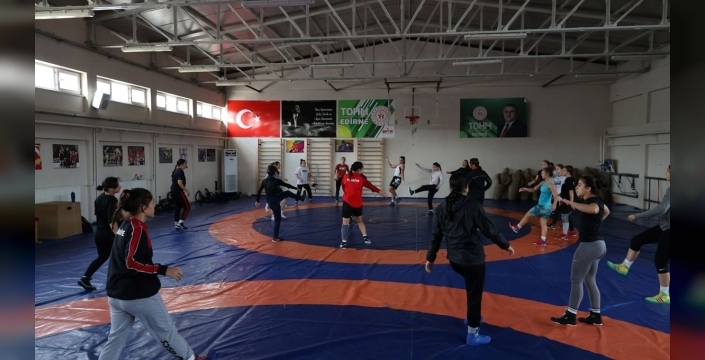 Kosovalı kadın güreşçiler Edirne'de Balkan Şampiyonası'na hazırlanıyor
