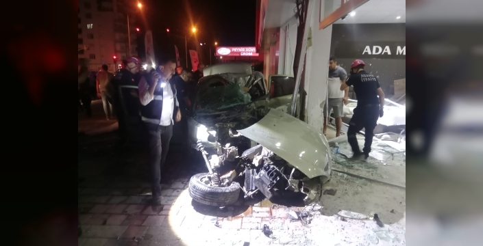 Kozan'da otomobil mobilya mağazasına girdi: 1 yaralı