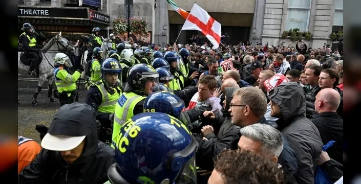 Londra'da aşırı sağcı eylem: 26 polis yaralandı