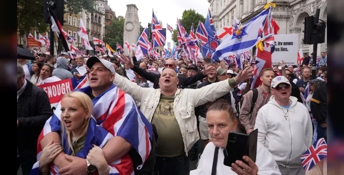 Londra'da aşırı sağcı miting: 100 binden fazla katılımcı