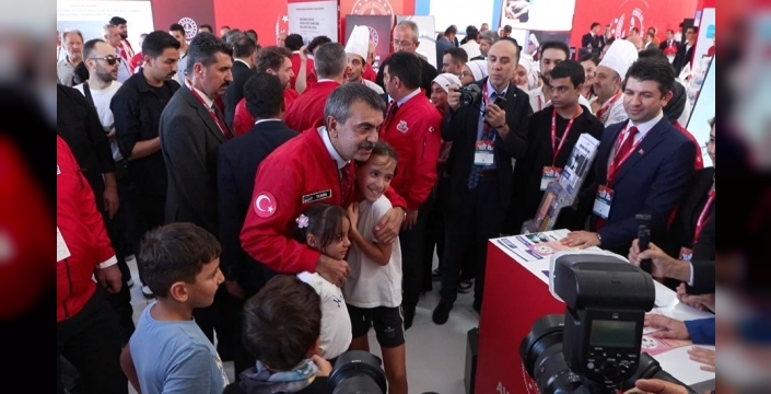 Milli Eğitim Bakanı Tekin, TEKNOFEST’te öğrencilerle buluştu