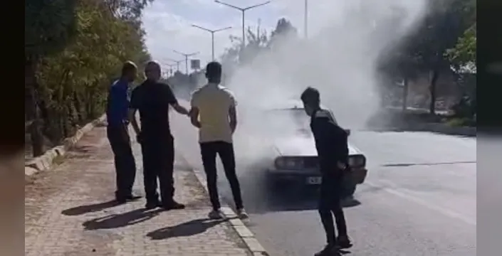 Muş'ta otomobilde yangın: Vatandaşlar ve beton mikseri sürücüsü müdahale etti