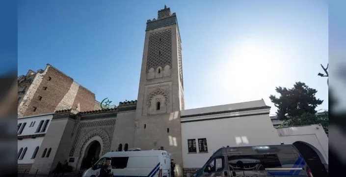 Paris'te camilerin önüne domuz kafaları bırakıldı
