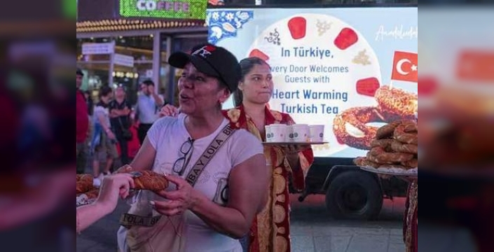Times Meydanı'nda Anadolu lezzetleri: Türk çayı ve simidi New Yorklulara ikram edildi