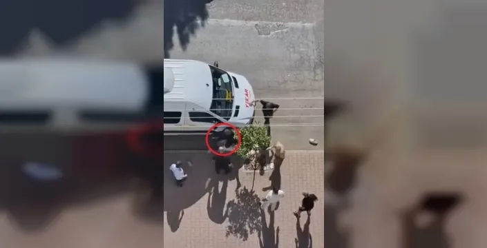 Adana'da bıçaklı saldırı: Yaralı, saldırganı taşla kovaladı