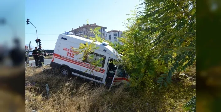 Aksarayda ikili kaza: Yaralıları taşıyan ambulans da devrildi