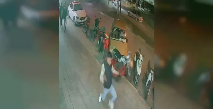 Alaşehir'de otomobil park halindeki motosikletlere daldı: Sürücü kaçmaya çalışırken yakalandı