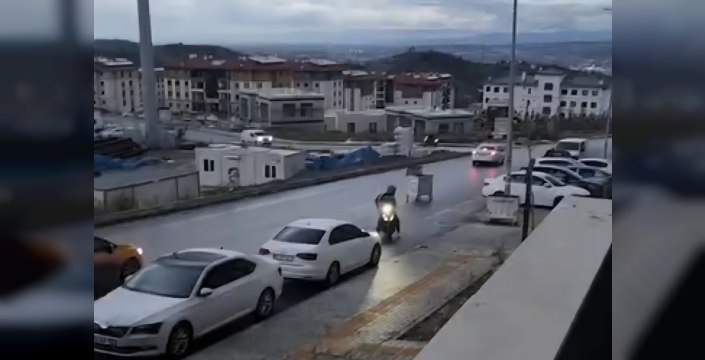 Antakya'da rüzgar çöp konteynerini metrelerce sürükledi: Araçlar hasar gördü
