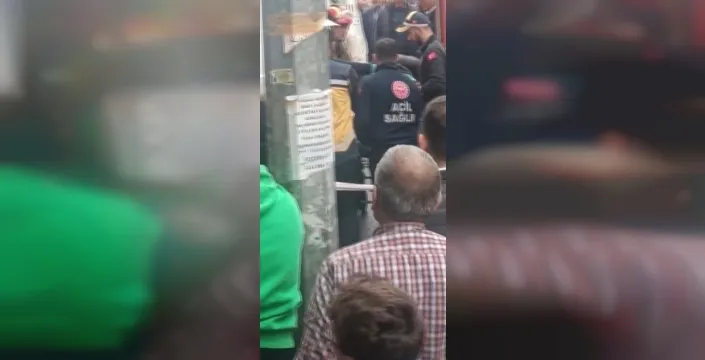 Avcılar'da panelvan iş yerine daldı: Sürücü sıkıştı, yaya kurtuldu