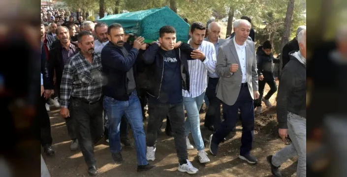 Babasının öldürdüğü annesinin tabutunu taşıdı: Yürek burkan anlar