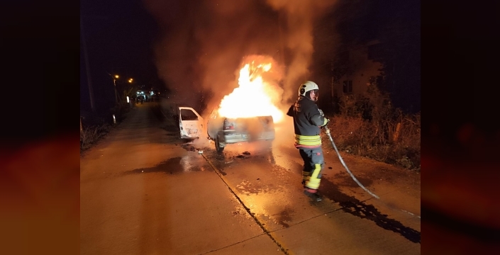 Bafra'da seyir halindeki otomobil alev aldı