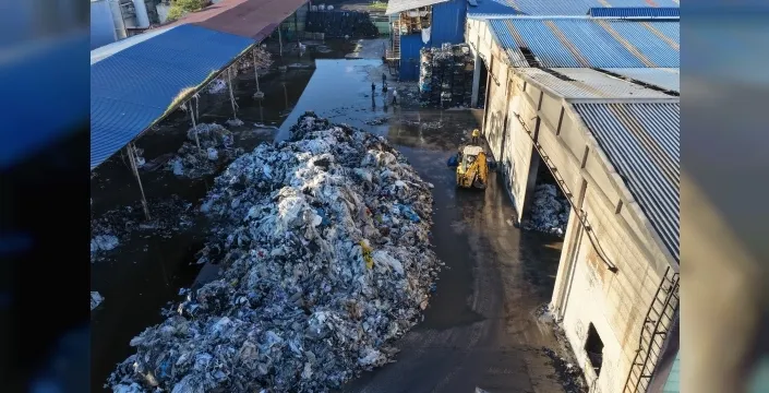 Bafrada geceyi yutan alevler: Geri dönüşüm tesisi 30 milyon TLlik enkazla küle döndü!